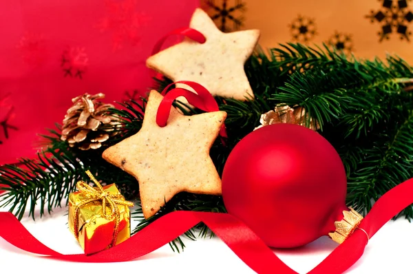 Vánoční ozdoby s cookies a červený míč, izolovaných na bílém, selektivní zaměření — Stock fotografie