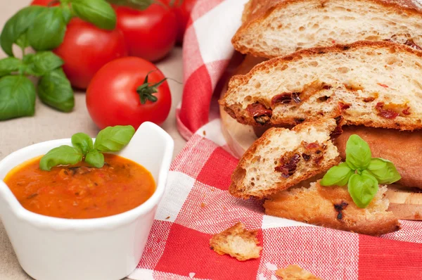 Свежий хлеб с сушеными помидорами, свежими помидорами, базиликом и соусом — стоковое фото