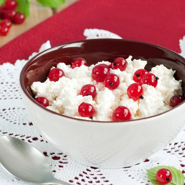 Quark und rote Beeren — Stockfoto