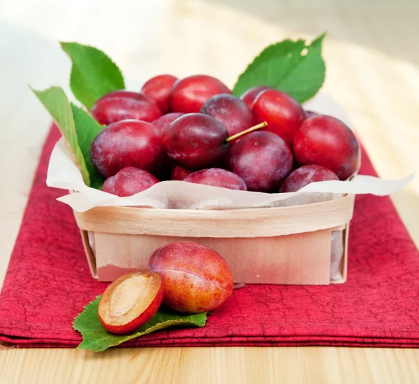 Organic plums — Stock Photo, Image