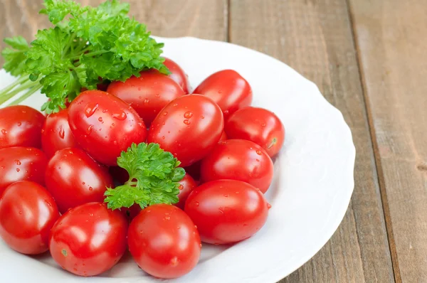 Organic tomatoes and parsley — Stock Photo, Image