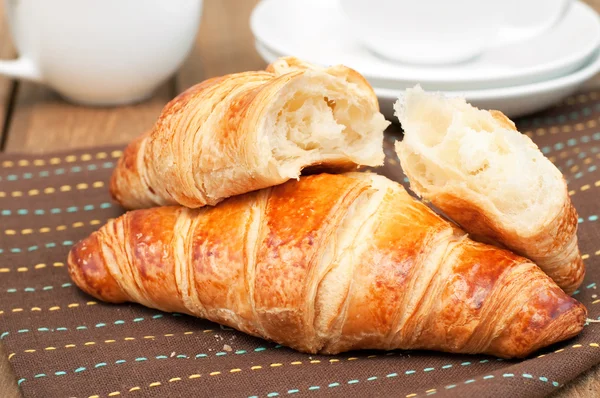 Colazione con caffè e croissant — Foto Stock