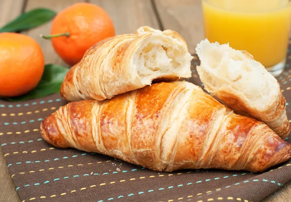 주스와 크로 아침 식사 — 스톡 사진