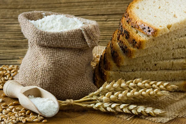 Pão e farinha frescos — Fotografia de Stock