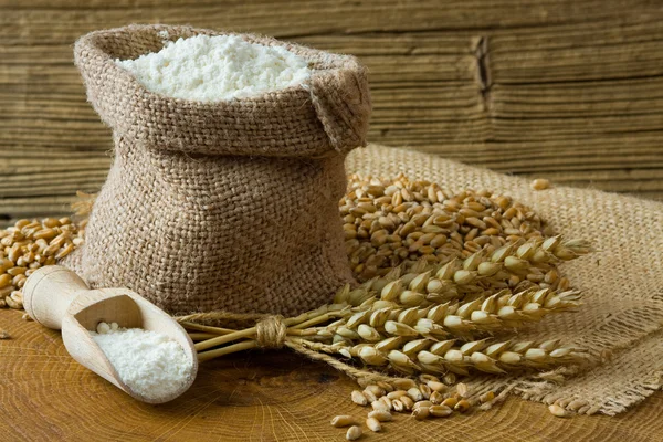 Wheat grain and flour — Stock Photo, Image