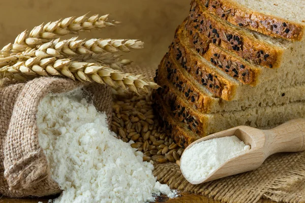 Fresh bread and flour — Stock Photo, Image