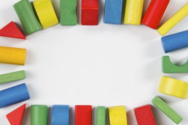 Oyuncak blokları çerçeve, çok renkli ahşap tuğlalar, renkli oyun parçaları grubu
