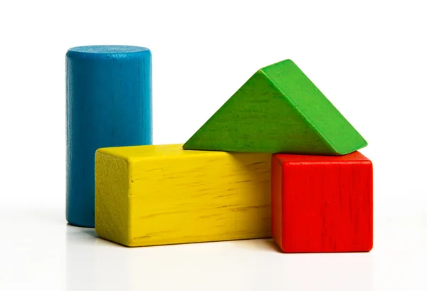 Blocos de madeira de brinquedo, tijolos de construção de edifícios multicoloridos sobre fundo branco — Fotografia de Stock