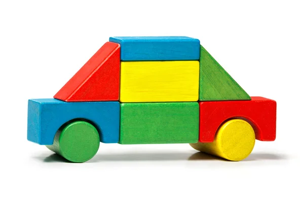 Carro de brinquedo, blocos de madeira multicolor transporte sobre fundo branco — Fotografia de Stock