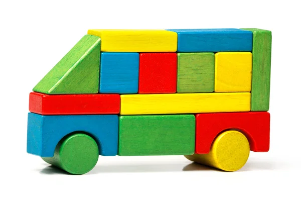 Speelgoed bus, meerkleurige auto houten blokken, vervoer op witte achtergrond — Stockfoto