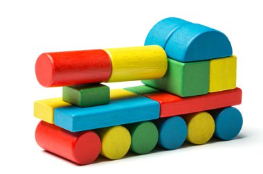 oyuncak tank, çok renkli tahta bloklar, beyaz arka plan üzerinde askeri nakliye