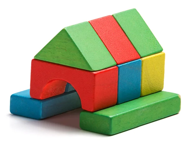 Hus leksak blocks isolerade vit bakgrund, lite trä hem — Stockfoto