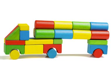 oyuncak araba, çok renkli kamyonet ahşap bloklar taşıma, kargo teslimatı, izole beyaz arka plan