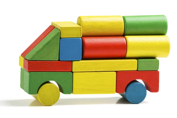 汽车玩具块，多色卡车木制货运、 货物交付、 孤立的白色背景 — 图库照片