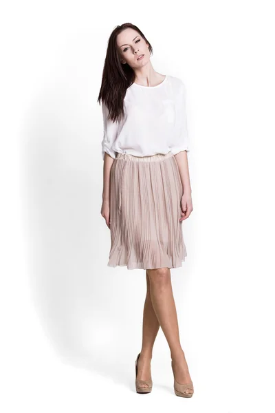 Mooie vrouw in beige rok — Stockfoto