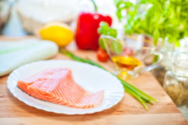 Çiğ somon filetosu.