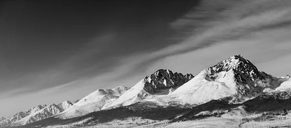 Picos dramáticos pináculos cumbres nevadas alta altitud montaña pa — Foto de Stock