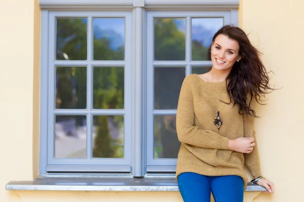 Modelo de moda posando cerca de la ventana — Foto de Stock