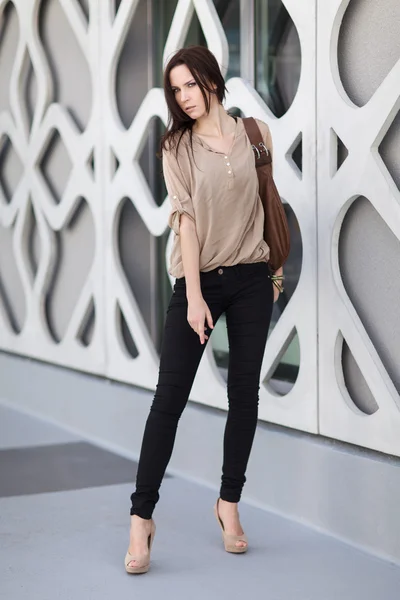 Modelo de moda bonito usando blusa — Fotografia de Stock