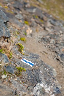 dağlarda belirgin yolu