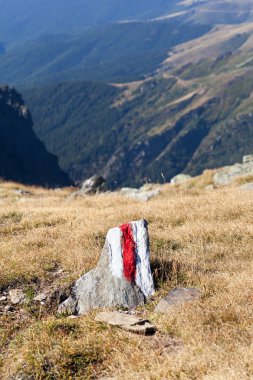 dağlarda belirgin yolu