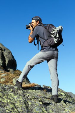 Genç turizm dağın tepesinden açık Fotoğraflar taking