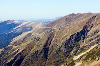 mavi gökyüzünün altında dağlar