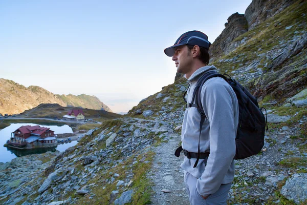 Charpatian 모 위에서 계곡 보기를 즐기는 젊은 등산객 — 스톡 사진