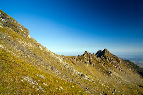 Краєвид гір Fagaras в Румунії, в літній день — стокове фото