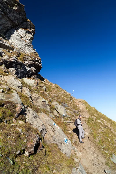 Jovem turista tirar fotos ao ar livre na paisagem da montanha — Fotografia de Stock