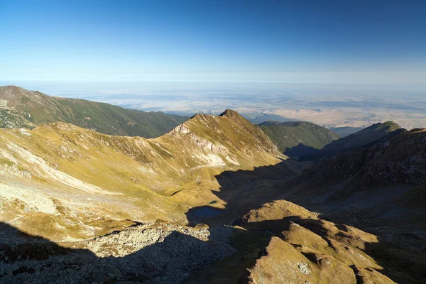 Landscape of Fagaras mountains in Romania, in a summer day — Stock Photo, Image