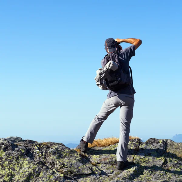 Fiatal turista fotózni szabadtéri a hegy tetején — Stock Fotó