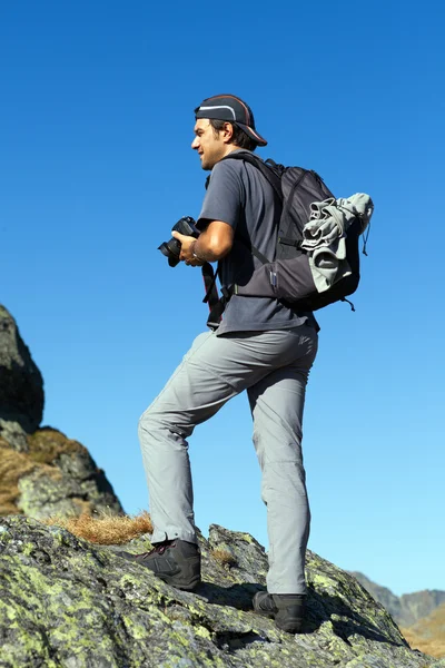 Unga turist ta bilder utomhus från toppen av berget — Stockfoto