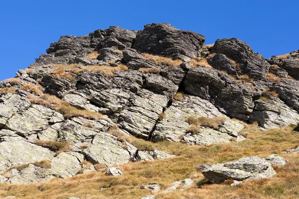 Bergen onder de blauwe hemel — Stockfoto