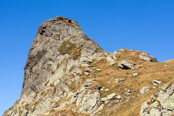 Bergen onder de blauwe hemel — Stockfoto