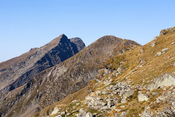 Montagnes sous le ciel bleu — Photo