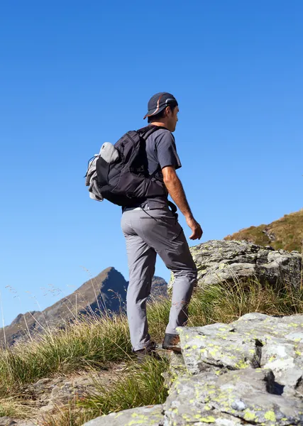 Mann wandert auf Bergpfad — Stockfoto