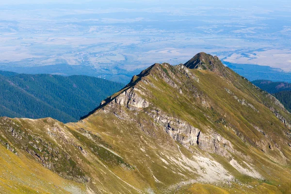 Fagaras 山在罗马尼亚，在一个夏日的风景 免版税图库照片