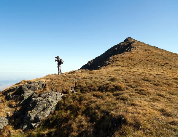 Man hiking and taking photos — Stock Photo, Image