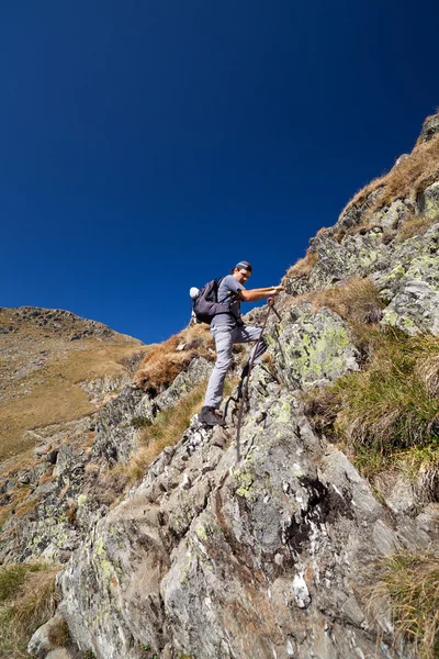 Mann wandert auf schwierigem Bergweg — Stockfoto