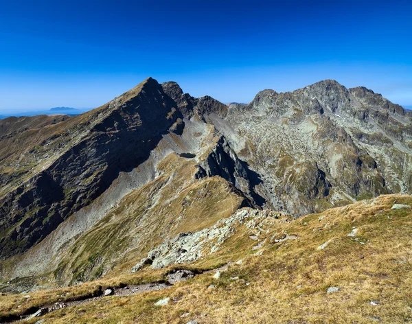 Berglandschap met blauwe lucht — Stockfoto