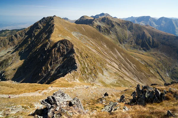 Bergslandskap med blå himmel — Stockfoto