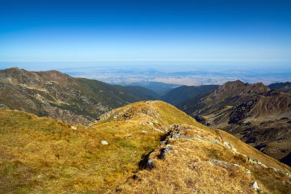 Гірський пейзаж з блакитним небом — стокове фото