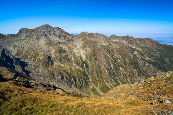 Horská krajina s modrou oblohou — Stock fotografie