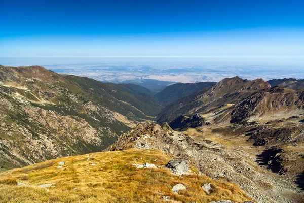 Horská krajina s modrou oblohou — Stock fotografie