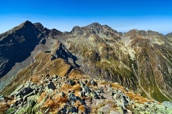 Berglandschap met blauwe lucht — Stockfoto