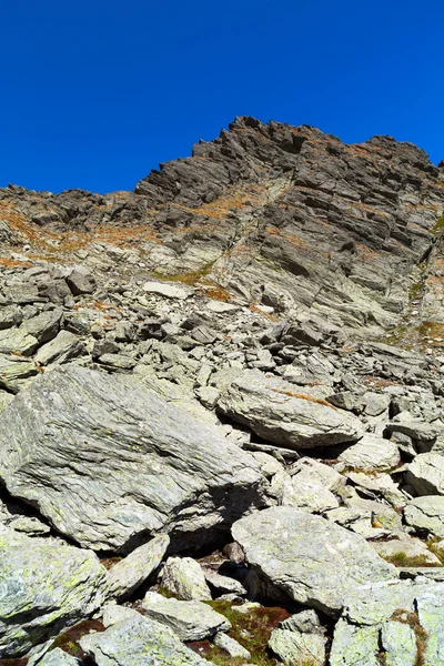 Bergslandskap med blå himmel — Stockfoto