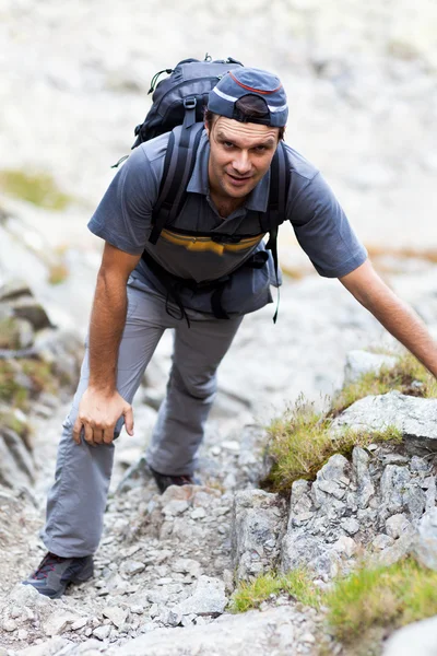 Jonge man wandelen op hoogteweg — Stockfoto