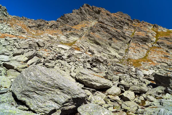 Berglandschap met blauwe lucht — Stockfoto