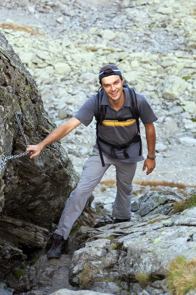 Νεαρός άνδρας, πεζοπορία στο βουνό δύσκολο μονοπάτι — Φωτογραφία Αρχείου